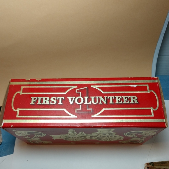 1970's Avon First Volunteer Decanter Tai Winds in Original Box 6 FL.OZ. - Picture 3 of 13